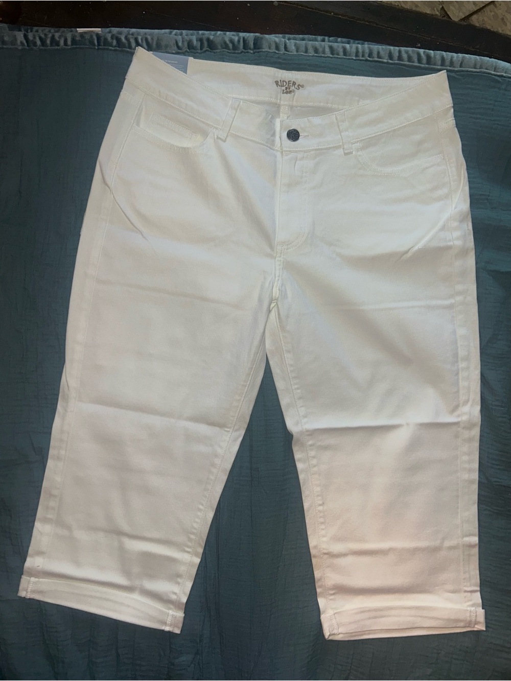 White slender stretch with glitz capri pants
